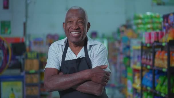 Joyful Portrait Smiling Brazilian Senior Supermarket Employee Apron Grocery Store — Vídeo de Stock