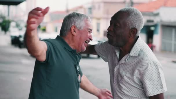 Afrikalı Amerikalı Kafkasyalı Kıdemli Dostlar Arasında Kentsel Sarılma — Stok video