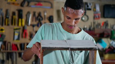 Mobilya İnşaat Atölyesinde Genç Siyah Çırak, İşçilik İşgali, Marangozhanede Brezilyalı bir işçi