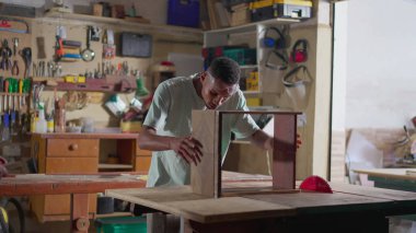 Ahşap işinde çalışan genç bir marangoz çırağı. Profesyonel mesleğiyle meşgul olan siyah bir Brezilyalı.
