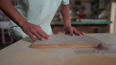 Bir Odaklanmış Genç Siyah Marangoz Atölye 'de Ağaç Kesiyor. Odun Şeklinde Yoğunlaştırılmış Çalışan İşletim Makinesi