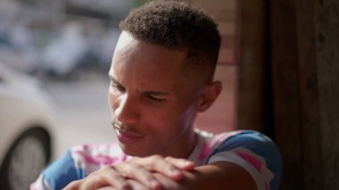 Endişeli genç bir siyah adam pişmanlık ve vicdan azabıyla mücadele ediyor, koşulların kurbanı. Endişeli Brezilyalı bir kişinin yakın plan yüzü