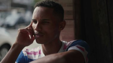 Endişeli Genç Afrikalı Amerikalı Adam 'ın Yakın Çekim Yüzü Endişeli ve Endişeli İfadeyle Kaşlarını çatıyor