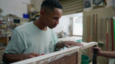 Atölyede çalışan marangozlar. Üst düzey ve genç çalışanlar ahşap mobilyaları cilalıyor, Güney Amerika 'da hakiki Brezilya küçük işletmeleri