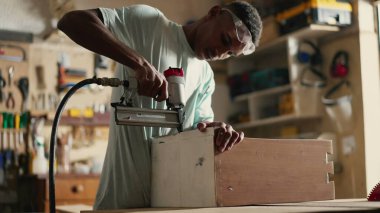 Marangozluk atölyesinde sondaj ekipmanları kullanan genç Kara Marangoz Mobilya Ustası
