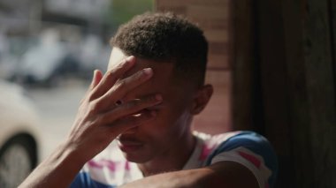 Endişeli Genç Afrikalı Amerikalı Adam 'ın Yakın Çekim Yüzü Endişeli ve Endişeli İfadeyle Kaşlarını çatıyor