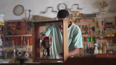 Genç Siyah Brezilyalı Marangoz Mobilya İnşaatı atölyesinde, sondaj ekipmanı kullanan çırak, marangozluk öğrencisi