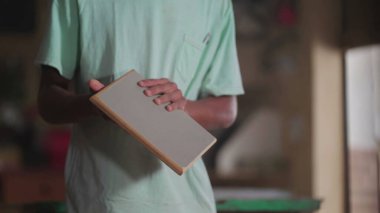 Marangozluk atölyesinde Odaklanmış Genç Brezilyalı Marangoz Ahşabı Kesiyor