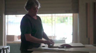 Usta Marangoz ve Çırak Marangozluk Atölyesinde Ahşap Çalışması 'na katıldılar. Çeşitli işçiler işgalde yoğunlaşmıştı.