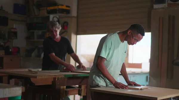 Mestre Carpinteiro Aprendiz Envolvido Carpintaria Oficina Carpintaria Trabalhadores Diversos Concentrados — Fotografia de Stock