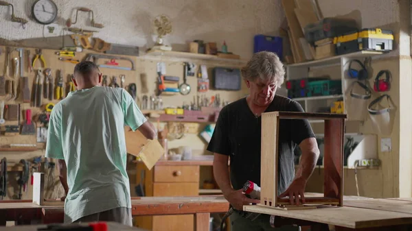 Carpintería Escena Dos Carpinteros Trabajando Con Herramientas Para Construir Arreglar — Foto de Stock