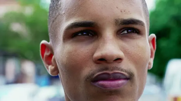 Ein Nachdenklicher Junger Schwarzer Mann Aus Brasilien Großaufnahme Besinnlicher Ausdruck — Stockfoto