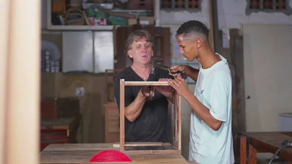 Master Carpenter Mentoring Young Apprentice Furniture Craftsmanship Workshop — Stock Photo, Image