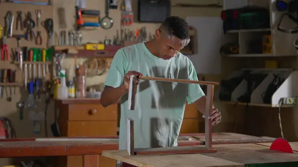 一名年轻的黑人学徒在Carpentry车间工作 — 图库照片