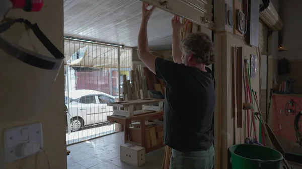 Geschäftsinhaber Schließt Geschäft Schiebt Garage Nach Unten Lokaler Laden Schließt — Stockfoto
