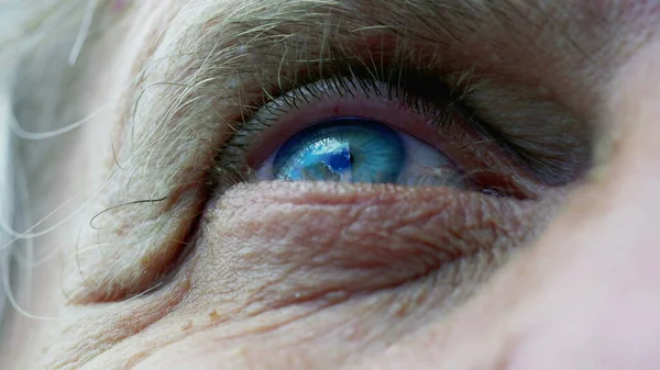 Makro Zbliżenie Niebieskich Oczu Seniora Wpatrujące Się Niebo Nadzieją Koncepcja — Zdjęcie stockowe
