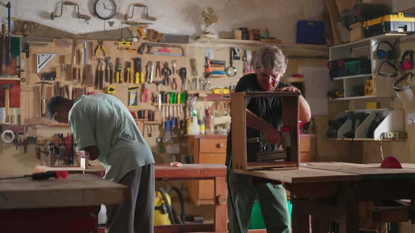 Cena Artesanato Trabalho Madeira Carpinteiros Trabalhando Oficina Carpintaria Com Profissão — Fotografia de Stock