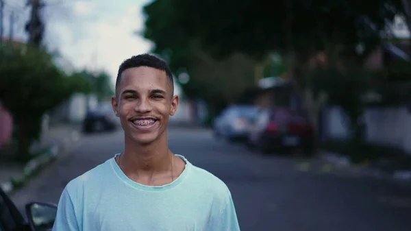Joven Brasileño Negro Confiado Feliz Caminando Hacia Delante Hacia Cámara —  Fotos de Stock