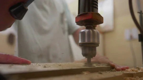 슬로우 모션에서 표면에 구멍을 만드는 드릴링 기계의 클로즈업 작업장에서 — 스톡 사진