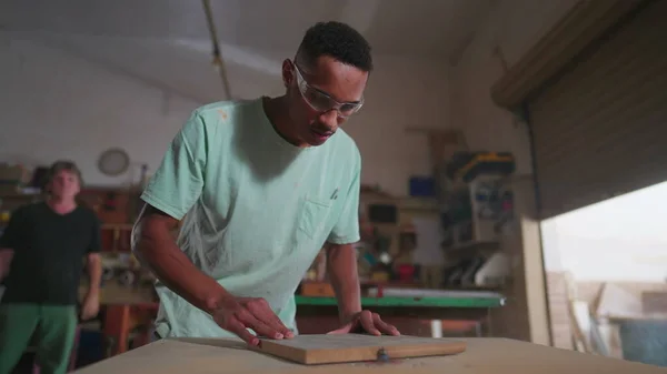 Jovem Carpinteiro Preto Usando Máquina Para Aparar Pedaços Madeira Oficina — Fotografia de Stock