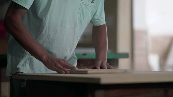 Ein Fokussierter Junger Schwarzer Schreiner Schneidet Holz Tischlerei Werkstatt — Stockfoto