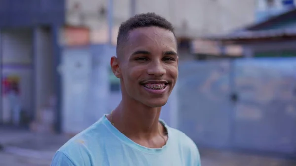 カメラで微笑む若い黒人南米人の肖像画 勇敢で陽気な幸せなブラジル人個人のクローズアップ顔 — ストック写真