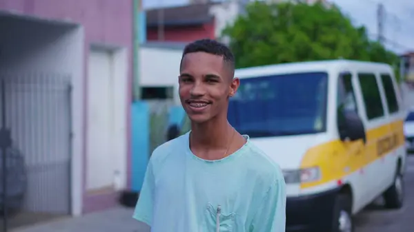 Jeden Radosny Czarny Brazylijski Młodzieniec Stojący Ulicy Uśmiechający Się Kamery — Zdjęcie stockowe