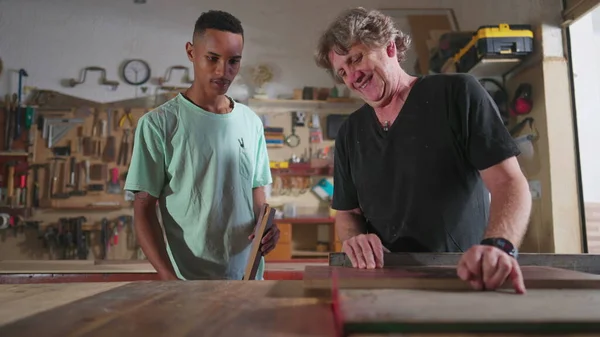 Mestre Carpinteiro Aprendiz Orientador Serragem Madeira Oficina Jovem Aprendiz Aprendizagem — Fotografia de Stock