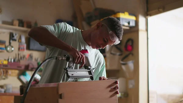 Ein Junger Schwarzer Tischler Baut Und Repariert Möbel Der Tischlerei — Stockfoto