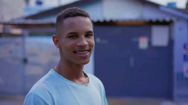 Güney Amerikalı Genç Bir Adamın Portresi Kameraya Gülümsüyor Neşeli Mutlu — Stok fotoğraf