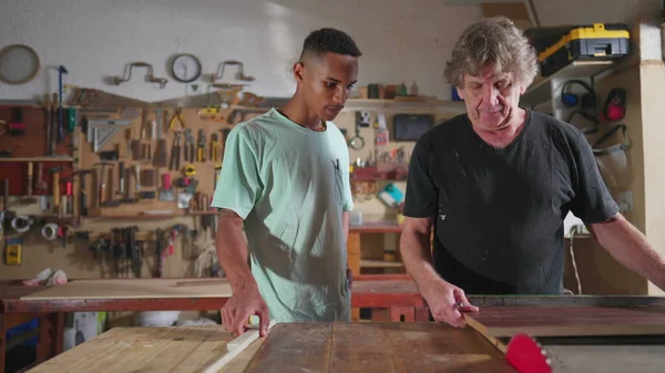 Carpinteiro Aprendiz Trabalhando Oficina Professor Orientando Jovem Com Máquina Serra — Fotografia de Stock
