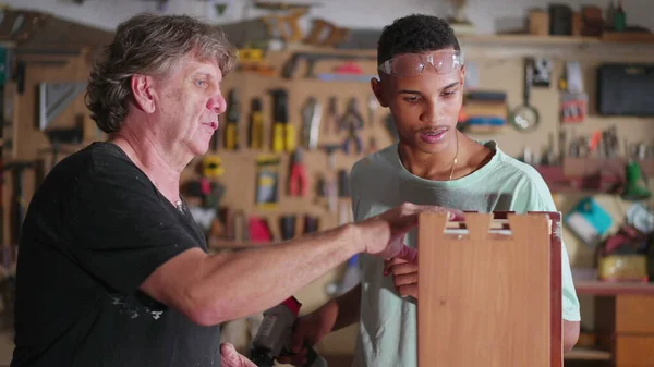 Carpinteiro Sênior Orientando Jovem Aprendiz Construir Móveis Artesanato Oficina Carpintaria — Fotografia de Stock