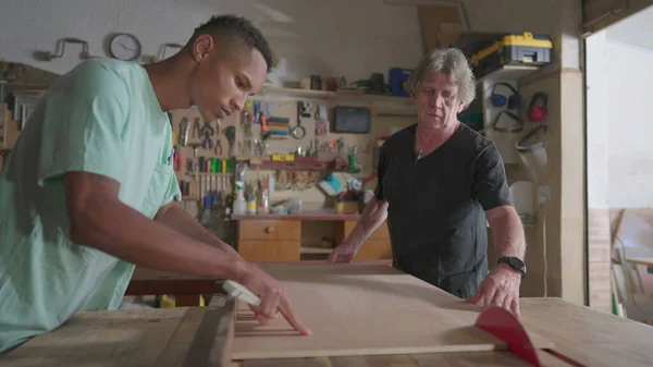 Mestre Carpinteiro Cortando Madeira Com Máquina Serra Com Ajuda Seu — Fotografia de Stock