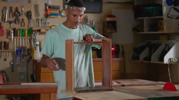 Jovem Aprendiz Negro Trabalhando Oficina Carpintaria Artesanato Trabalho Ocupação Edifício — Fotografia de Stock