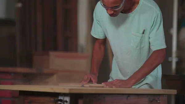 一位年轻的巴西黑人木匠在木工车间工作 用机器修剪木头 专心工作的学徒 — 图库照片