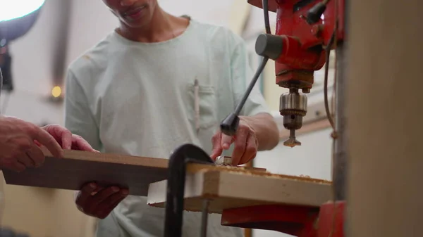 Jovem Carpinteiro Negro Brasileiro Trabalhando Oficina Carpintaria Madeira Lado Máquina — Fotografia de Stock