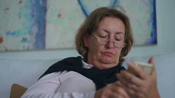 Старшая Женщина Реагирует Шоком Неверием Уведомление Сми Мобильном Телефоне Глядя — стоковое фото