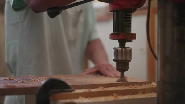 用慢动作的工业机器在木制表面打孔 车间手工操作木工机械 细部特写 — 图库照片