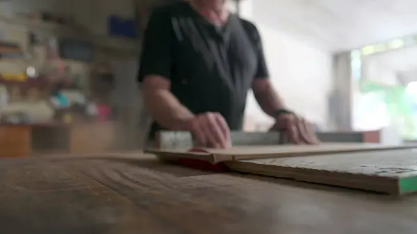 Mestre Carpinteiro Trabalhando Sua Madeira Oficina — Fotografia de Stock