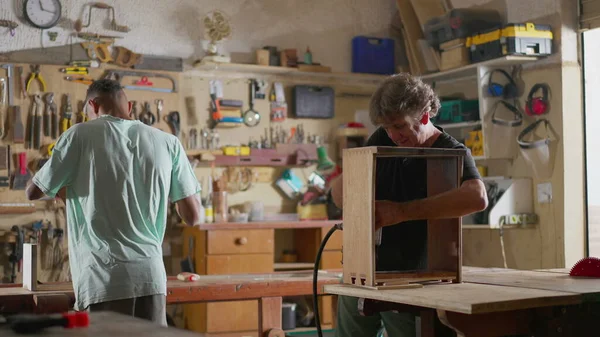 Szene Aus Der Tischlerei Von Zwei Zimmerleuten Die Mit Werkzeugen — Stockfoto