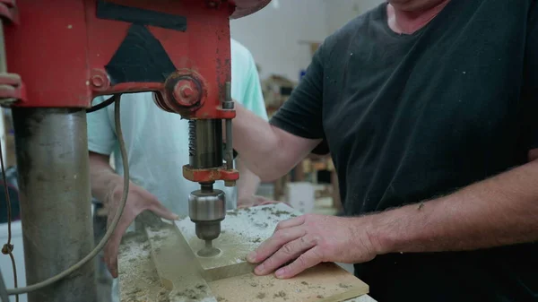 Carpinteiro Sênior Usando Máquina Industrial Para Fazer Buraco Superfície Madeira — Fotografia de Stock