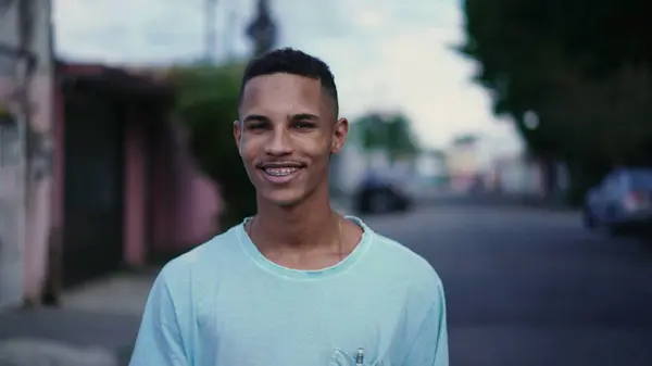 Een Vrolijke Zelfverzekerde Jonge Zwarte Braziliaanse Man Die Naar Camera — Stockfoto
