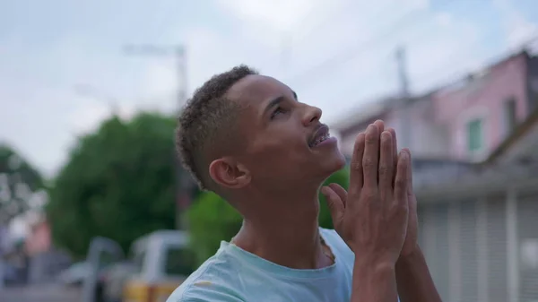 Homem Negro Sul Americano Religioso Orando Deus Enquanto Estava Rua — Fotografia de Stock