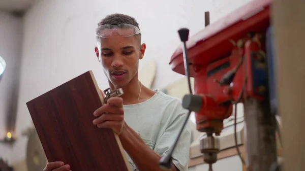 Jeden Brazylijski Czarny Młody Cieśla Pracujący Stolarni Stolarskiej Obok Maszyny — Zdjęcie stockowe