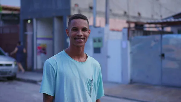 Tânăr Brazilian Vesel Negru Stând Stradă Zâmbind Cameră Indivizi Din — Fotografie, imagine de stoc