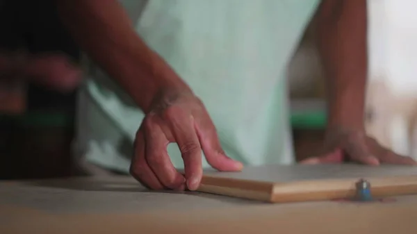 Carpinteiro Preto Jovem Concentrado Engajou Com Seu Trabalho Aparando Pedaços — Fotografia de Stock