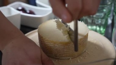 İsviçre Tete de Moine Peynir Kıvırma Aygıtının Yakın Çekimi