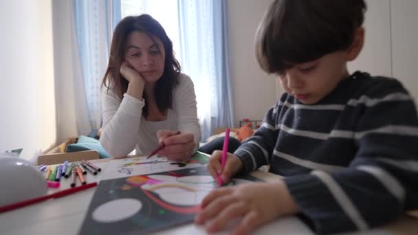 妈妈和孩子在卧室里一起画画 小男孩与妈妈牵线搭桥的时刻 — 图库视频影像