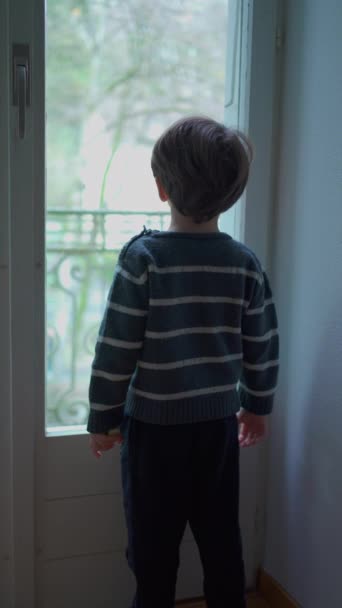 Ein Zierlicher Kleiner Junge Steht Fenster Einer Wohnung Und Starrt — Stockvideo