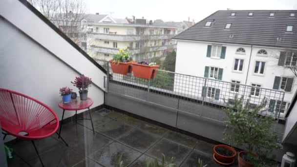 在雨天 从欧洲城市的阳台上倾泻雨景 — 图库视频影像